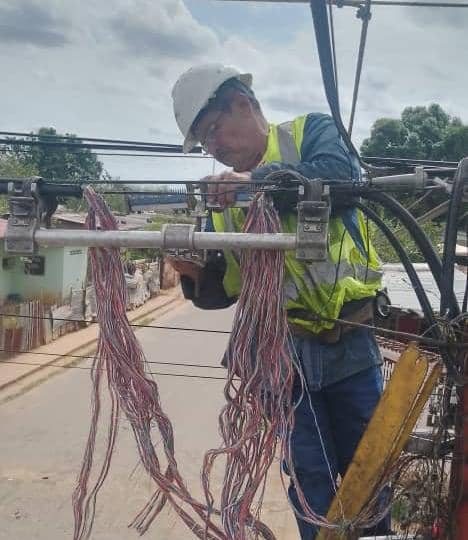 #20Abr En San Félix, estado Bolívar, equipo técnico de Cantv realizó labores de mantenimiento correctivo para la restitución de los servicios de conectividad, a cerca de 570 suscriptores residenciales y comerciales de diferentes comunidades de la parroquia Vista al Sol, municipio