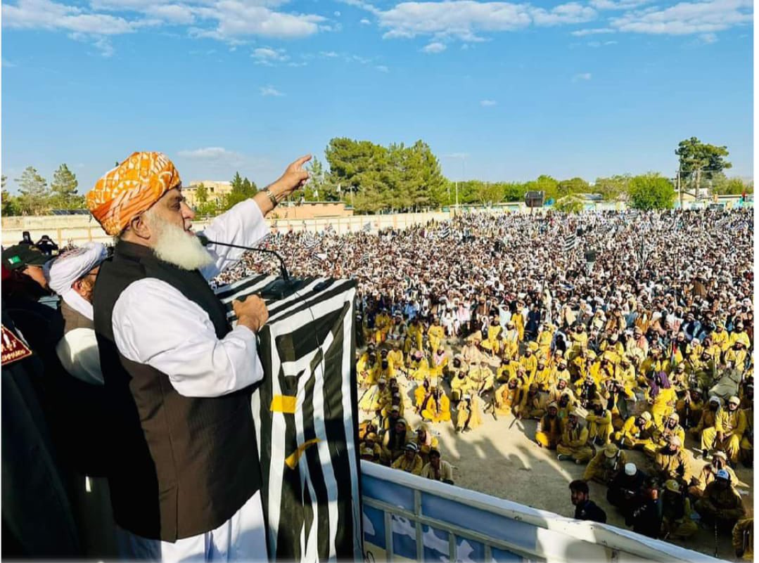 iFazliGhafoor's tweet photo. اس مولوی کے مکے نے جنرل باجوہ ، جنرل فیض ، ثاقب نثار، عمران خان اور بہت ساروں کو ڈھیر کیاتھا حافظ صاحب اس سے پنگا نہیں ورنہ گلے پڑجائیگا ۔#عوامی_اسمبلی_پشین https://t.co/95BjSkrZBX