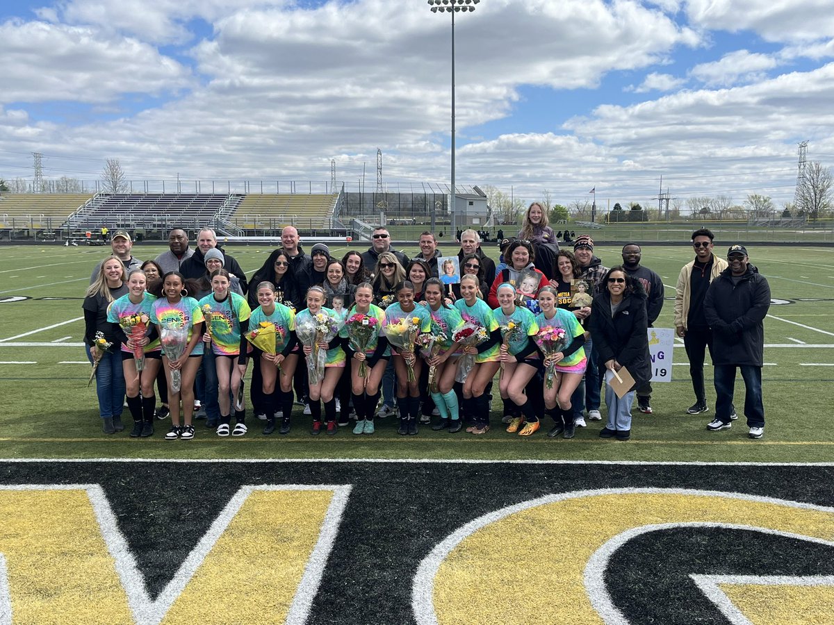 Soccer Senior Day at Metea!! Congratulations and thank you to this group of Seniors and their families for an incredible 4 yrs. We appreciate all you have done and do for our community. @MeteaBoosters @meteavalley
