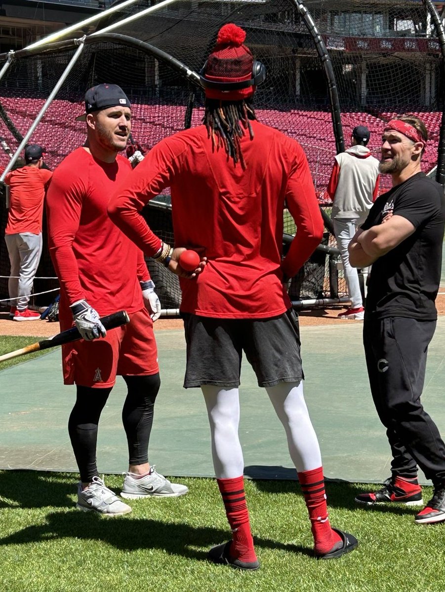 EvilJoeyVotto's tweet photo. Elly De La Cruz recruiting Mike Trout to the Reds https://t.co/HQGCyKwz0c