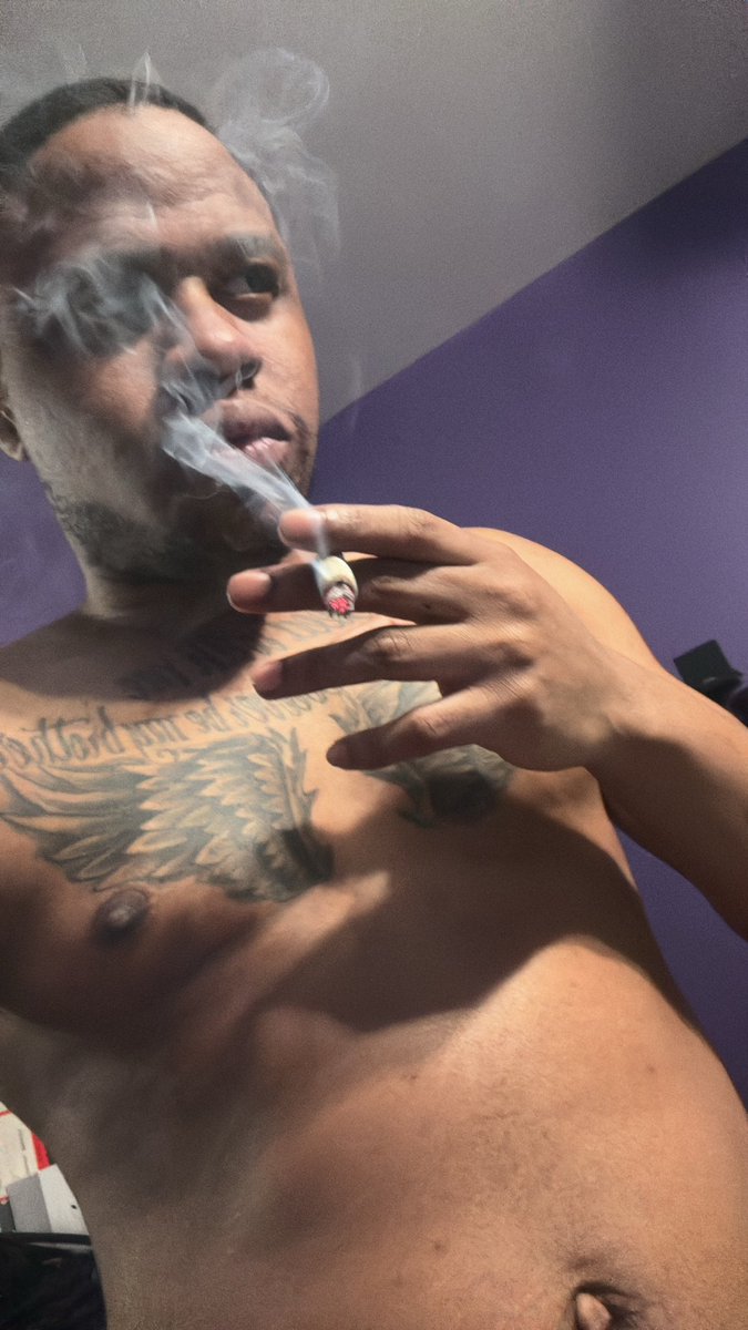 Sh0wMari's tweet photo. HAPPY 420 💚🍃💨  😶‍🌫️ Enjoy and Light it up Turn the fuck up  🤷🏽‍♂️😏
#Stoner #420day #NYC #Bx #Harlem #Manhattan #Loner #Gas #Vibe #Vibes #Pressureonly #Pain https://t.co/l90mjSe1So