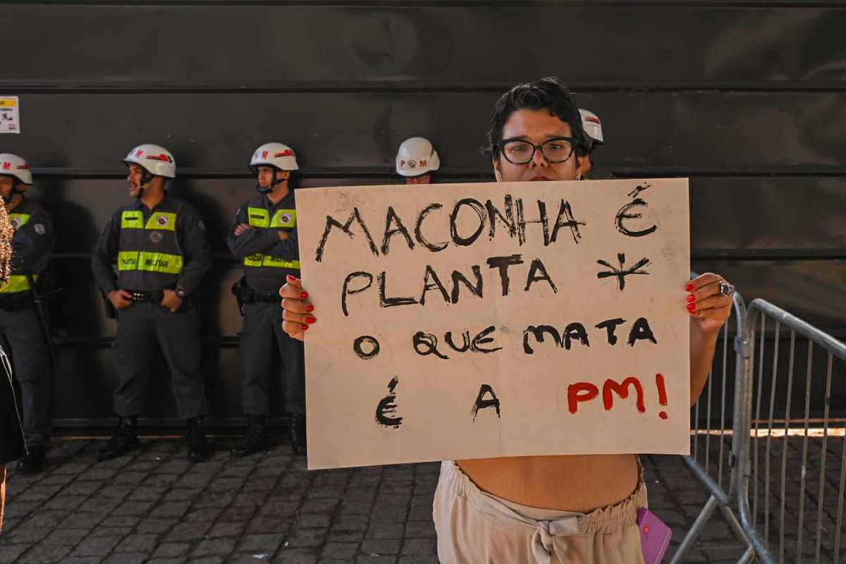 pontejornalismo's tweet photo. AGORA EM SP: dezenas de pessoas ligadas à Marcha da Maconha se reúnem no vão livre do Masp, no centro da capital paulista, para protestar contra a PEC das Drogas, aprovada ensta semana no Senado e que colca na Constituição a proibição do uso de enterpecentes. 📷 @danarroyofoto https://t.co/eRmkyRQ0za