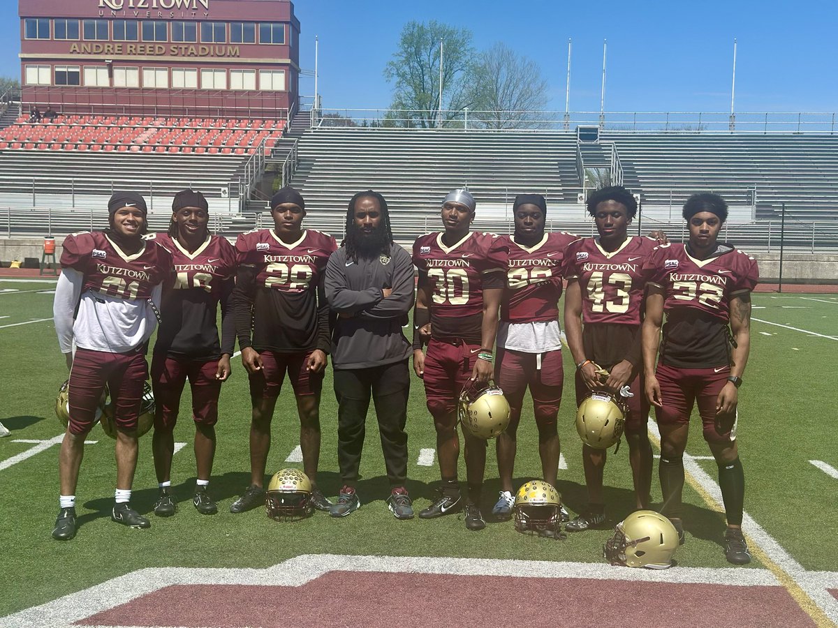 AmechieWalkerJr's tweet photo. Spring ball ✅ Super proud of these guys and the work they put in !! #BearsEat https://t.co/equchP09o2