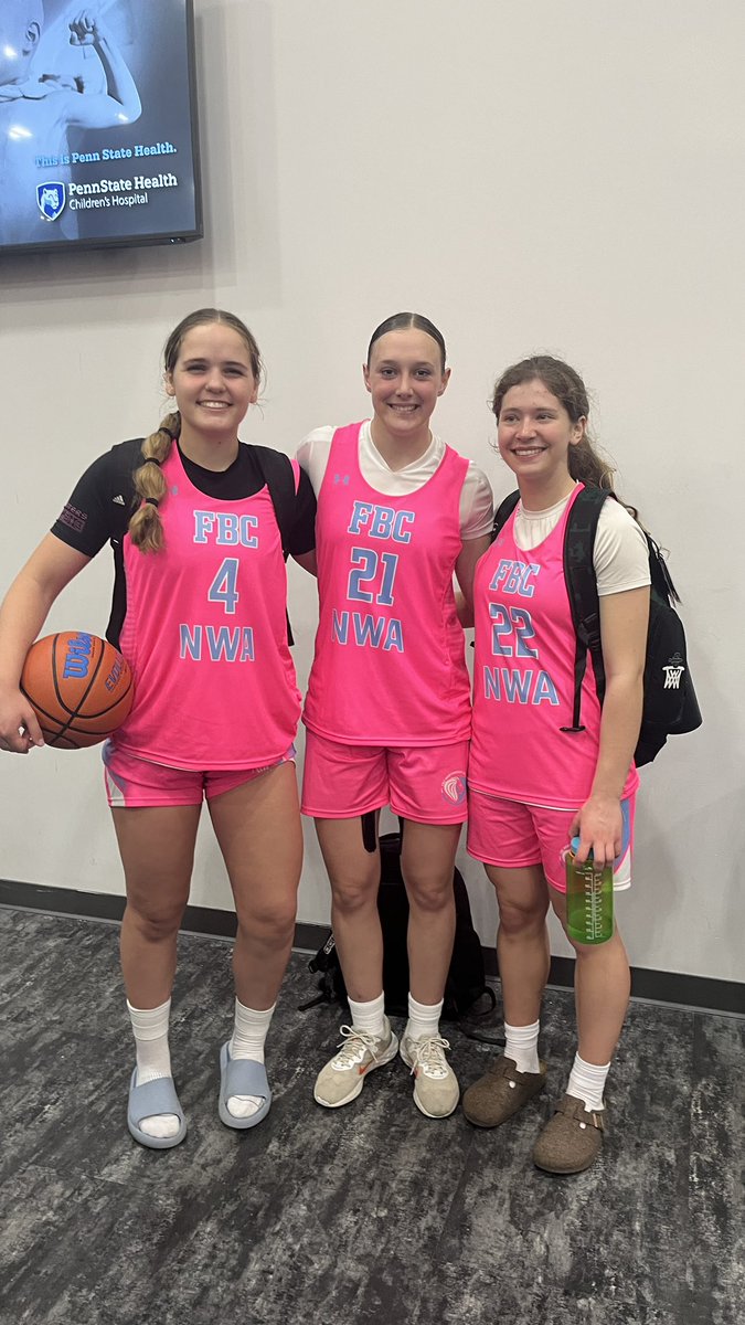 FBC United West Coast improved to 2-1 with the hard fought win vs Team Thrill who came in 2-0 including a win vs Team Curry. Down by 1 with 3 seconds left, 2025 PG Hallie Clark assisted Shay Shippen for an and-one. #AirBnB Brianne Bailey had another monster performance.
