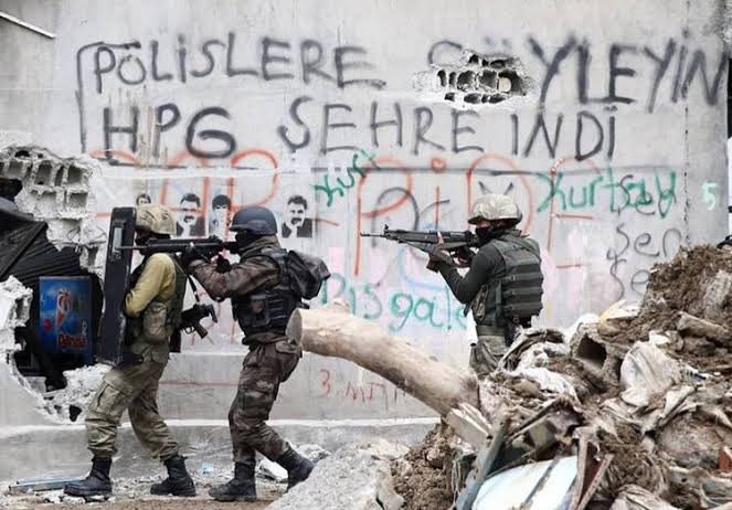 kaderinarifi's tweet photo. 2015’deki Hendek savaşını da anlatayım. Devleti oradan Özel Harekatçılar çıkardı. Ülkücüler yani. Sokak savaşında asker başarısız olmuş ve PKK’ya HPG’ye karşı devlet kaybetmeye başlamıştı çünkü. 15 Temmuz’da FETÖ’cü çıkan paşalar bilerek Kuzey Dakotalı Amerikalı ajanların özel olarak yetiştirdiği PKK’lı militanların karşısına dar alanda bir tecrübesi olmayan askerleri çıkardı. Devletin orada düşmesinin ve yüzlerce şehit vermesinin sebebi de işte bu ihanetti. Dar alanda savaşmayı bilen Özel Harekatçıların savaşa dahil olmasıyla devlet oradan anca böyle kendini çıkardı. FETÖ’nün sahibi aslında bunu da hesap etti. O hesap etti bunu. Amerika’nın istediği evet tam da buydu. Ülkücü polisler gelecek oradan kahraman olarak çıkacak ve devleti kurtaracaktı. Hendek’te kahraman olan bu polisler sonra ama 15 Temmuz gecesi FETÖ’cü pilotlar tarafından şehit edildi ve böylelikle devletin MHP’ye tamamen teslim olması sağlandı. FETÖ’nün kimsenin bilmediği final görevi işte buydu. MHP’yi hükümet yapmak, Türkiye’nin aşırı güvenlikçi politikalar içine girmesini sağlayıp onun iflasını kolaylaştırmak ve Türk milliyetçilerinin bu başarısızlığını da herkese göstermek. Türkiyelilik işte bu planla geliyor. Küreselleşme işte bu planın başarısıyla oluyor.
