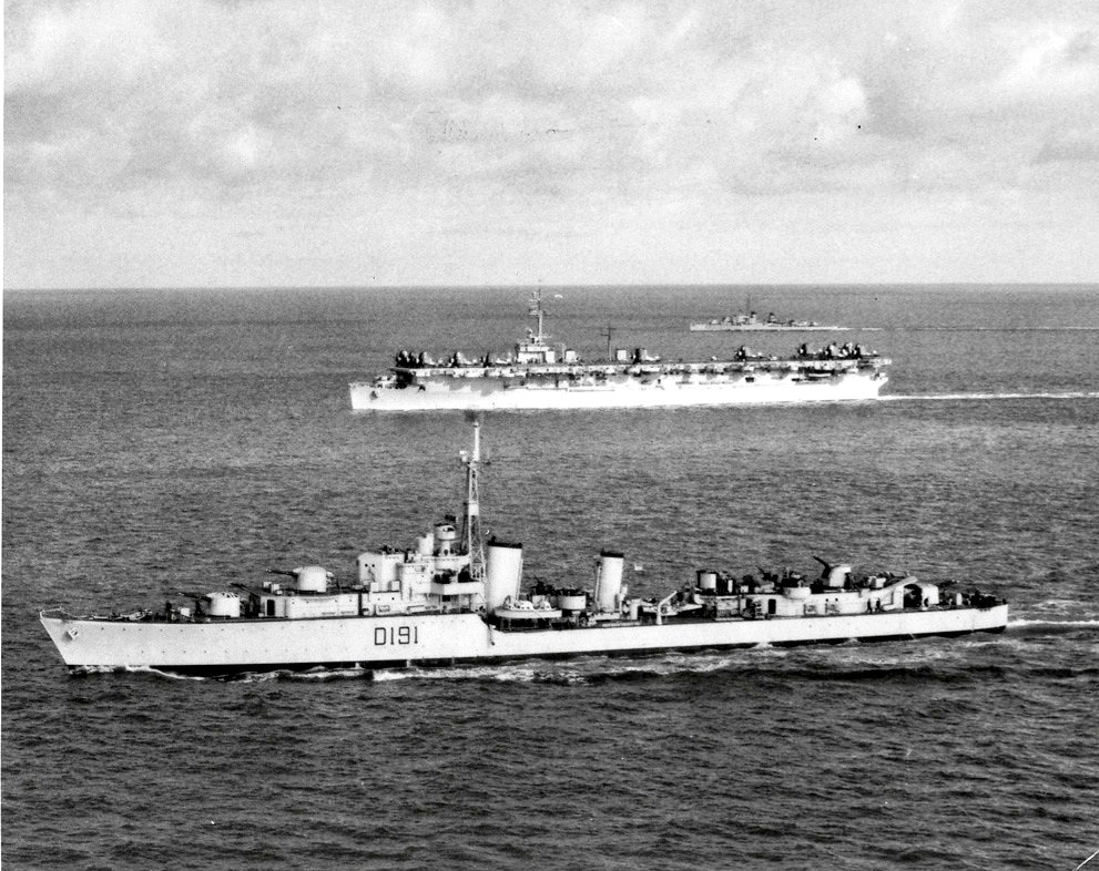 Destroyers

DD #HMASBataan D191 (1945-1954)
Tribal Class

📷 April 1951 #KoreanWar
In background #USSBataan CVL29
From @USNHistory

@Australian_Navy 🇦🇺