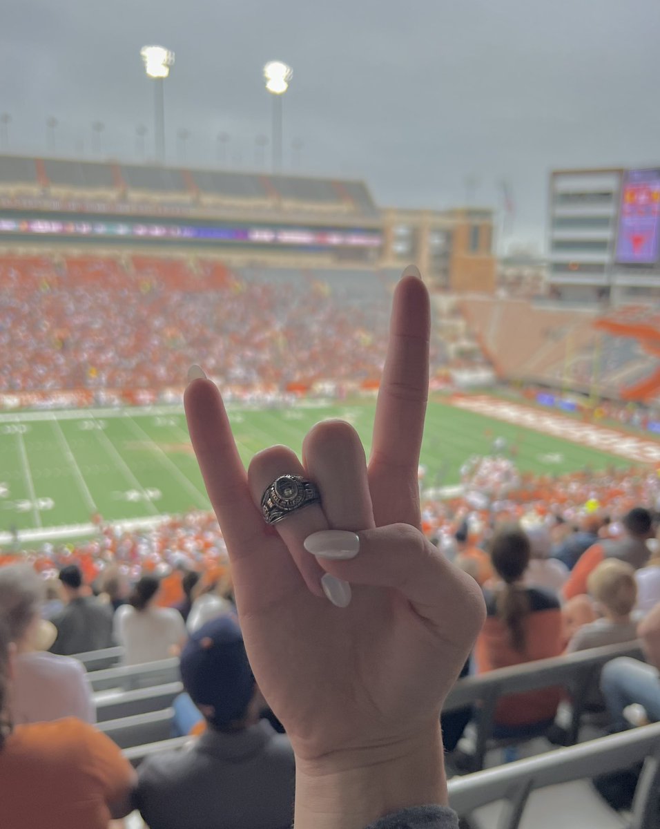 HeatherSBurke's tweet photo. Family weekend!  Ring day!  🤘🏼💍🧡🐂🏈 #HookEm https://t.co/APNK5y5GkV