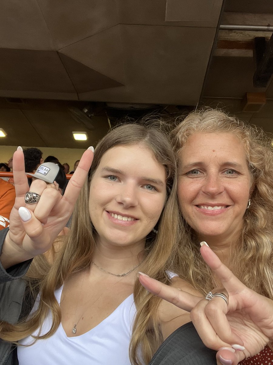 HeatherSBurke's tweet photo. Family weekend!  Ring day!  🤘🏼💍🧡🐂🏈 #HookEm https://t.co/APNK5y5GkV