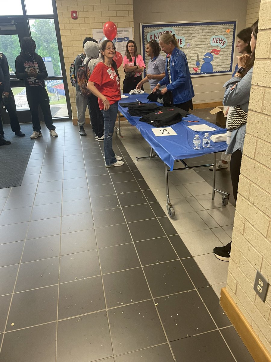 Junior Move Up Day was a success thanks to our dedicated and committed parents. The Class of 2025 received their official class 👕 and breakfast courtesy of our PTSA for always putting our students first.