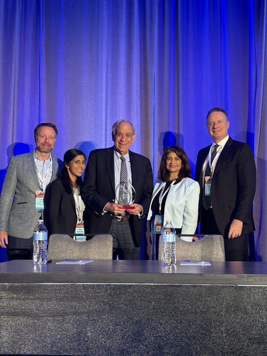 Keynote Presentation time! Co-chairs @SoniSmithMD @DrAEvens @NehaMehtaShahMD and @timfenske award Andrew Zelenetz MD, PhD from @MSKCancerCenter with the Keynote Award before his talk on overcoming barriers to improve outcomes in lymphoma #IUCLS2024