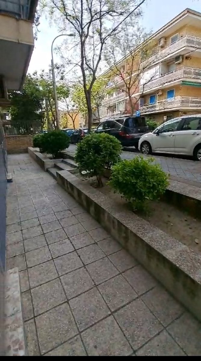 Catesomi's tweet photo. AVISO IMPORTANTE

CUIDADO con los anuncios de locales para convertir a vivienda que no cumplen la normativa de cambio de uso. Se pueden convertir en tu peor pesadilla.

❌Bajo rasante
❌Menos de 2,50m de altura
❌Menos de 40m2 utiles

Retuitear por favor, nos preocupa que ante la actual desesperación familias humildes acaben atrapados de por vida en estos falsos anuncios.

Esta mañana 👇