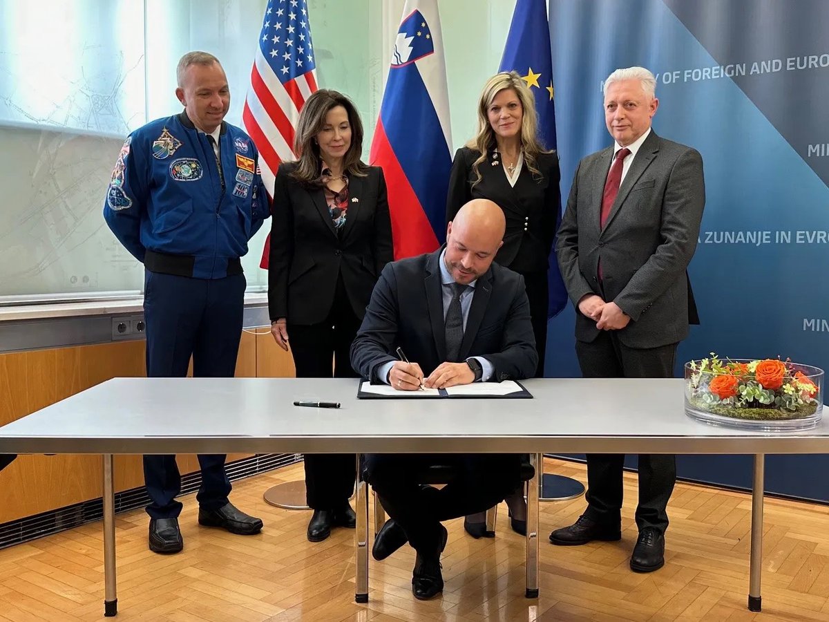 Slovenia signs Artemis Accords

Slovenia signed the Artemis Accords outlining best practices for sustainable space exploration April 19, the third European country to do so in five days.
#Space #ArtemisAccords #Slovenia