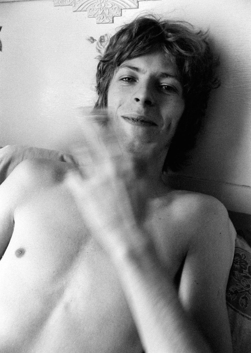 DAVID BOWIE AT HOME, FOXGROVE ROAD, BECKENHAM, BRITAIN – 1969. Photo by © Ray Stevenson #DAVIDBOWIE #60s #60smusic #60srock #rock #rockmusic #music #alternativemusic #alternativerock #musicphoto #rockhistory #musichistory