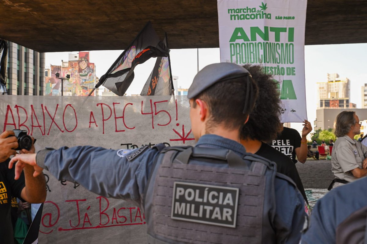 pontejornalismo's tweet photo. AGORA EM SP: dezenas de pessoas ligadas à Marcha da Maconha se reúnem no vão livre do Masp, no centro da capital paulista, para protestar contra a PEC das Drogas, aprovada ensta semana no Senado e que colca na Constituição a proibição do uso de enterpecentes. 📷 @danarroyofoto https://t.co/eRmkyRQ0za