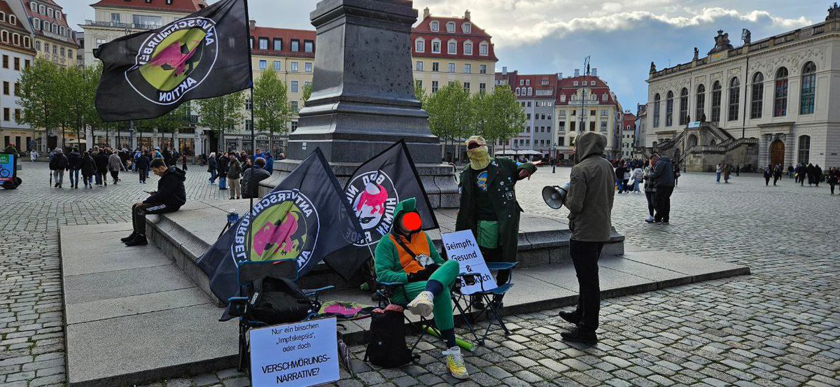 #dd2004
echsen aus #halle, #leipzig und #dresden haben sich heute spontan zusammengefunden. 
in dresden neumarkt war heute die 'galerie der lügen' ehhhh der 'aufklärung' vor der frauenkirche zugange.

wir haben uns stühle geschnappt und uns direkt neben ihnen bequem gemacht.
1/2