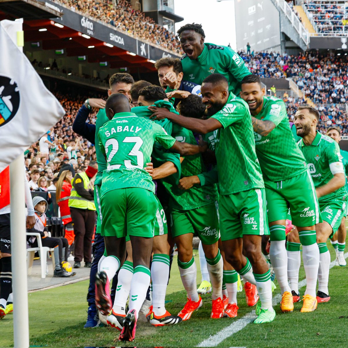 "El vestuario está roto. El vestuario no confía en Pellegrini. El equipo no está unido. Los futbolistas no quieren Europa. Etc..."

Shhhhh.

El equipo tras el 1-2.
Los 11 del campo y todo el banquillo: