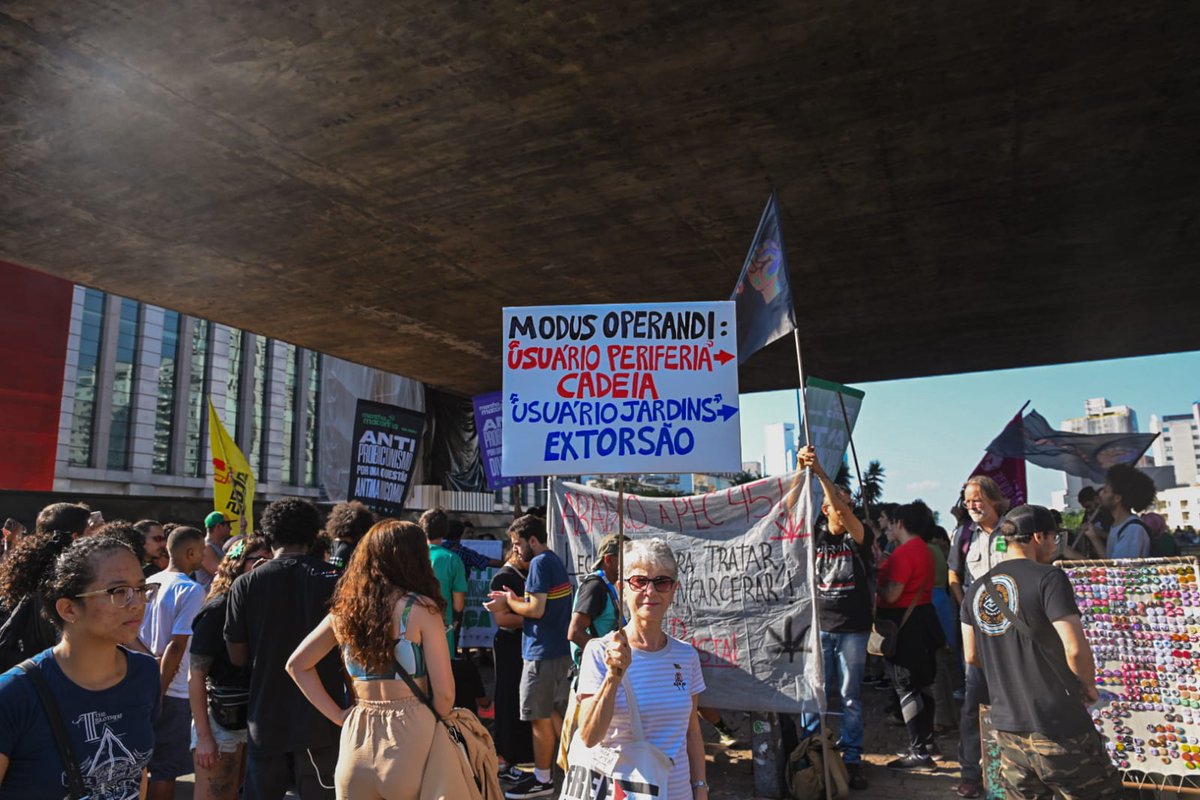 AGORA EM SP: dezenas de pessoas ligadas à Marcha da Maconha se reúnem no vão livre do Masp, no centro da capital paulista, para protestar contra a PEC das Drogas, aprovada ensta semana no Senado e que colca na Constituição a proibição do uso de enterpecentes. 📷 <a href="/danarroyofoto/">Daniel Arroyo</a>