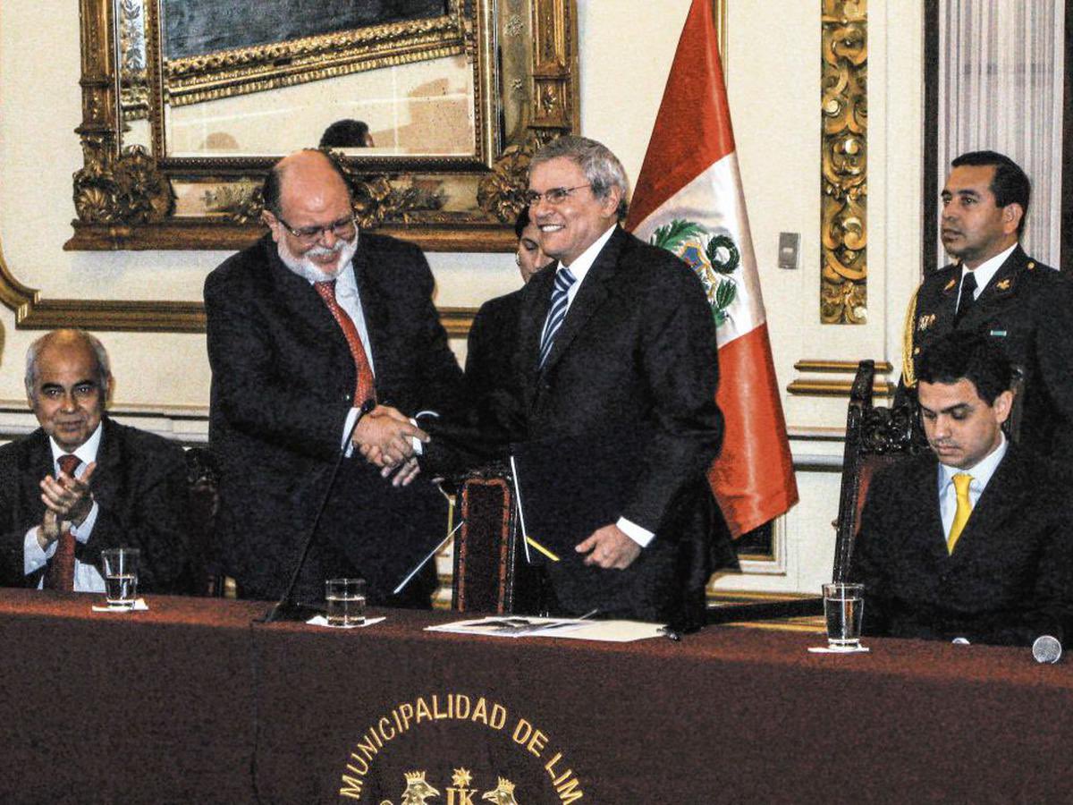 Acto1: Castañeda firma el contrato de Línea Amarilla con Pinheiro de OAS. Acto2: Meten preso a Pinheiro por coimero Acto3: Invepar (OAS) vende sus acciones a Vinci siendo alcalde Castañeda y con Pinheiro preso. Acto4: El marrano quiere canonizar al mudo. Foto de @videitomanda