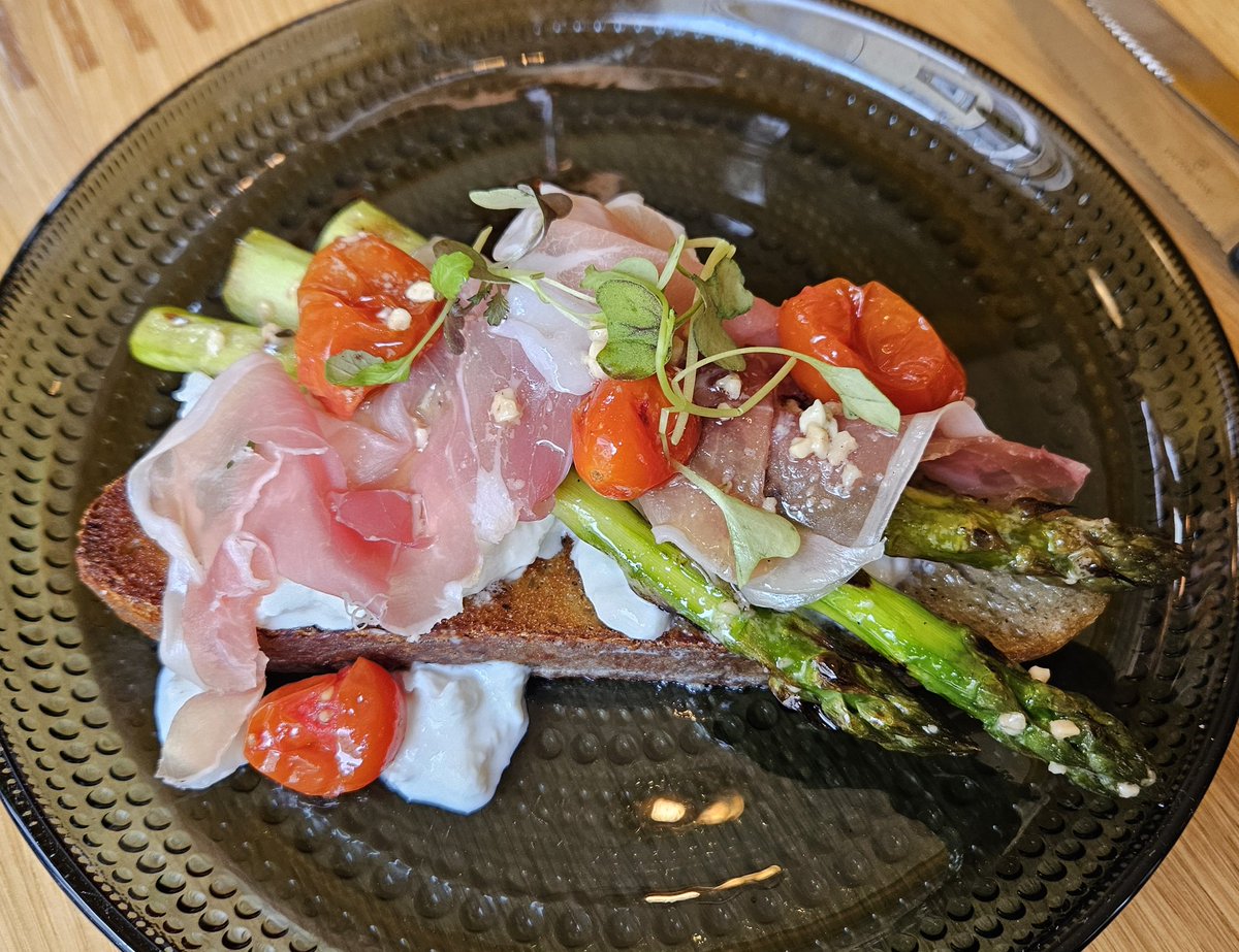 TomiLantto's tweet photo. Excellent dinner at @OuluPuistola 👍. Here the 1st part of the meal:
Local Finnish sour bread
Ham from Parma
Buffalo Mozzarella from Italy.
= tasty.
#wcd #chaineday #worldchaineday
@RotisseursSuomi https://t.co/XtspYlbUFQ