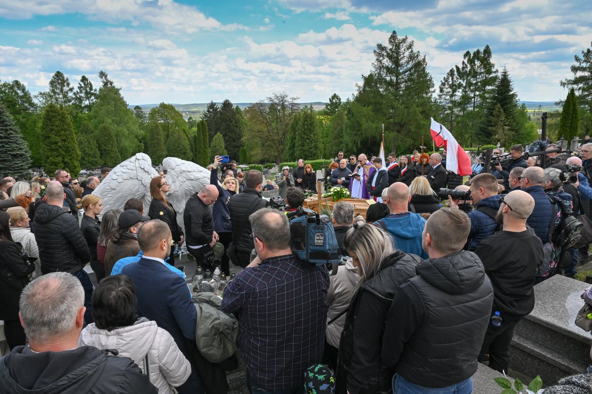 Pożegnaliśmy dzisiaj Pana Damiana Sobóla - człowieka, który stracił swoje życie niosąc pomoc innym. 
Jego postawa została pośmiertnie doceniona, przyznanym przez Prezydenta Rzeczypospolitej Polskiej Krzyżem Kawalerskim Orderu Odrodzenia Polski.
Niech spoczywa w spokoju.