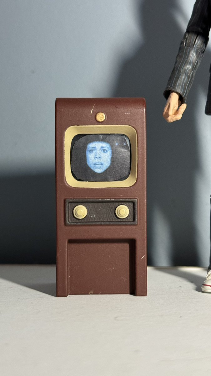 JR1991JR's tweet image. The 10th Doctor, as seen in The Idiots Lantern. 

A nice updated paint job on the head. 
Also added Rose to the TV
Head from @doctor_whoUK 

#DoctorWho #DoctorWhoCustomFigure