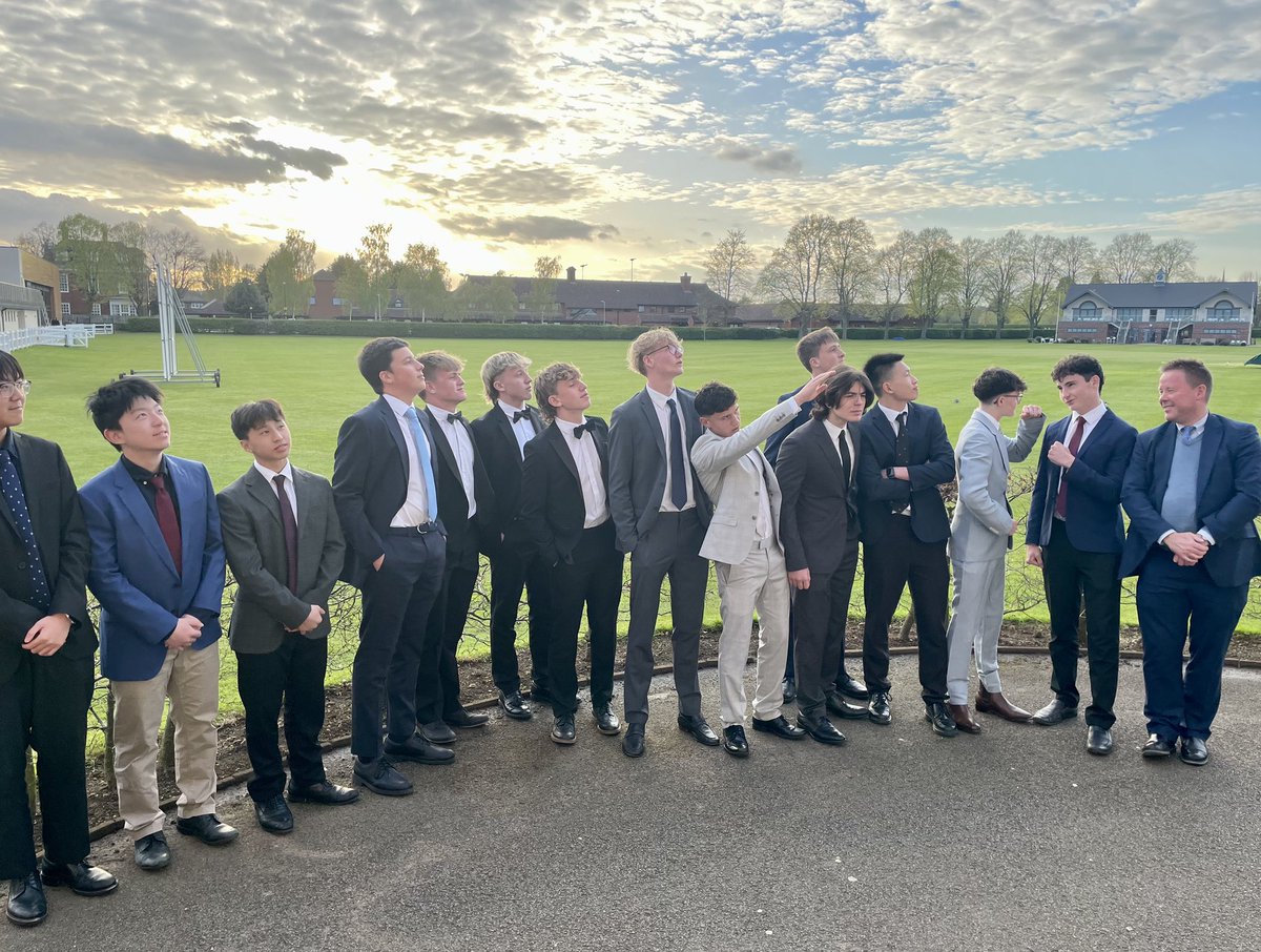 HaywoodsHouse's tweet photo. Form 5 Dinner and what fine @HaywoodsHouse young men #lookingsmart #housespirit #howtimeflies https://t.co/VKSszUZ1rN