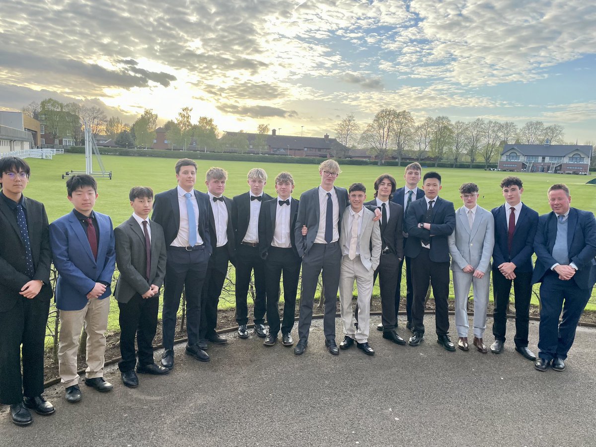 HaywoodsHouse's tweet photo. Form 5 Dinner and what fine @HaywoodsHouse young men #lookingsmart #housespirit #howtimeflies https://t.co/VKSszUZ1rN