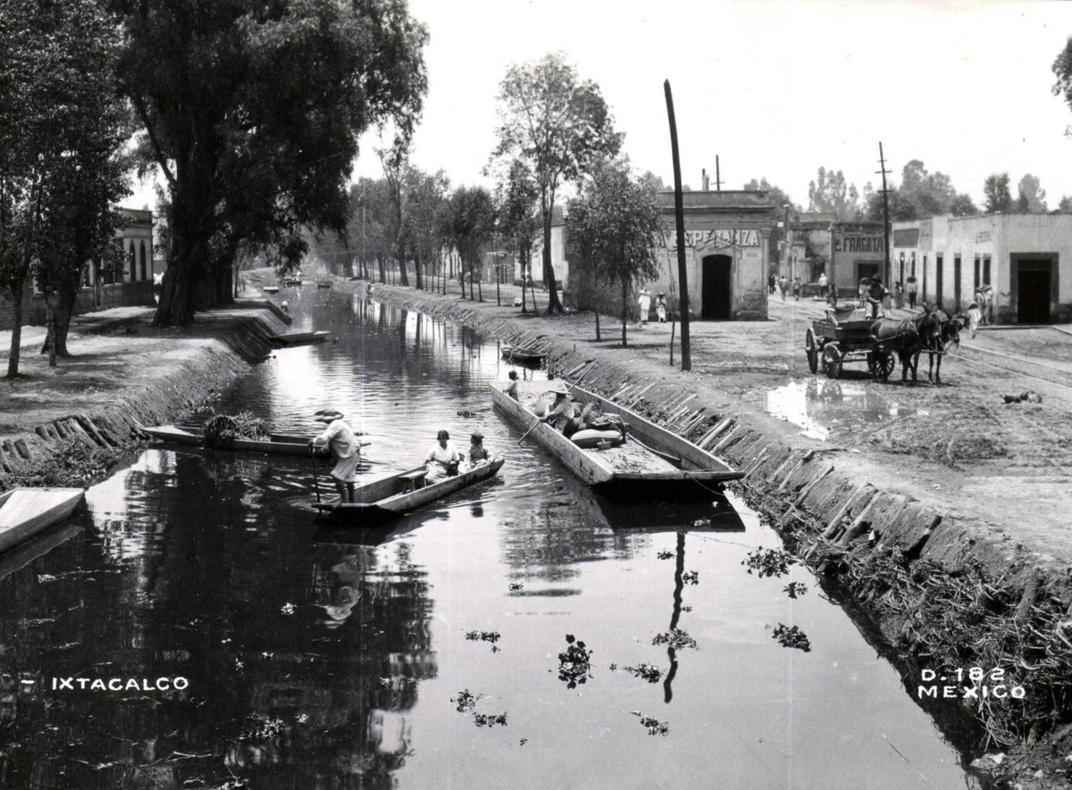 El Canal de la Viga a la altura del centro de Iztacalco hacia 1920. Ahora es el cruce de la Calzada de la Viga y la calle de Zapotla. 📷: Colección Villasana