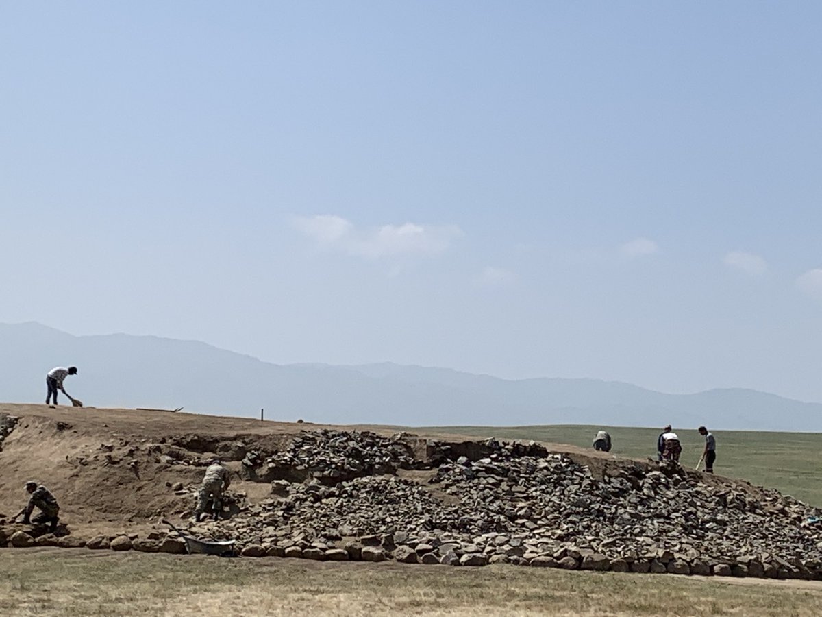 Tarbagatay Dağlarında Kurgan kazan Kazak arkeologlar
