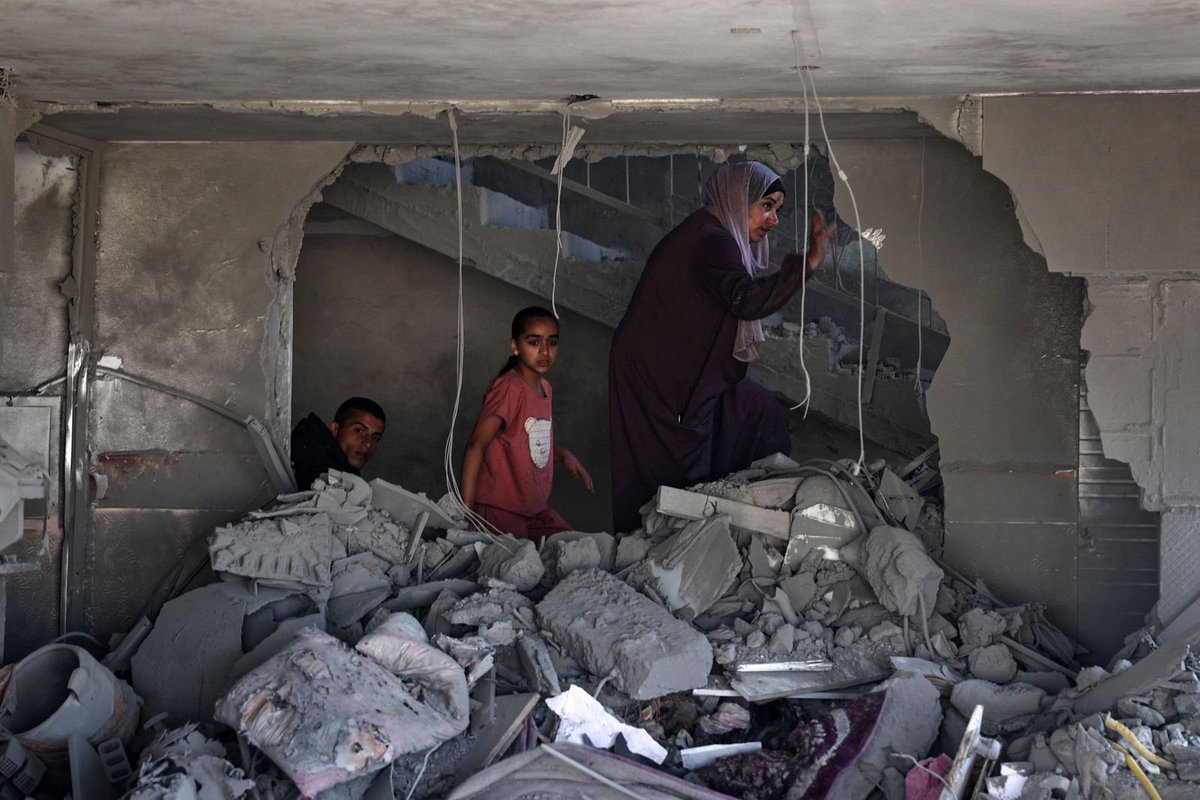 Una famiglia palestinesi di 9 persone, di cui 6 bambini di età compresa tra 1 e 16 anni, e stata uccisa da un aereo israeliano che ha colpito la loro casa a #Rafah nella striscia di #Gaza Sono oltre 34 000 palestinesi uccisi in soli 7 mesi. Fermare questa disumanità.