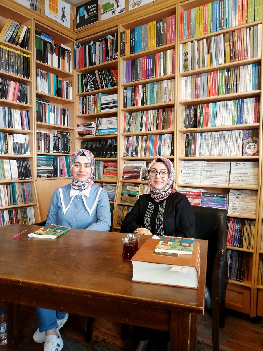 namyaspenyez's tweet photo. Bugün Çizgi Kitabevi'nde Fatma Nur Uysal Pınar ile ilk öykü kitabı Miyase Çıkmazı üzerine söyleşi yaptık.
Çiçekli bir gündü.
Tebrik ederim Fatma Nur Uysal Pınar 🍀
@loraskitap
@cizgikitabevi https://t.co/vXwx1W8zTK