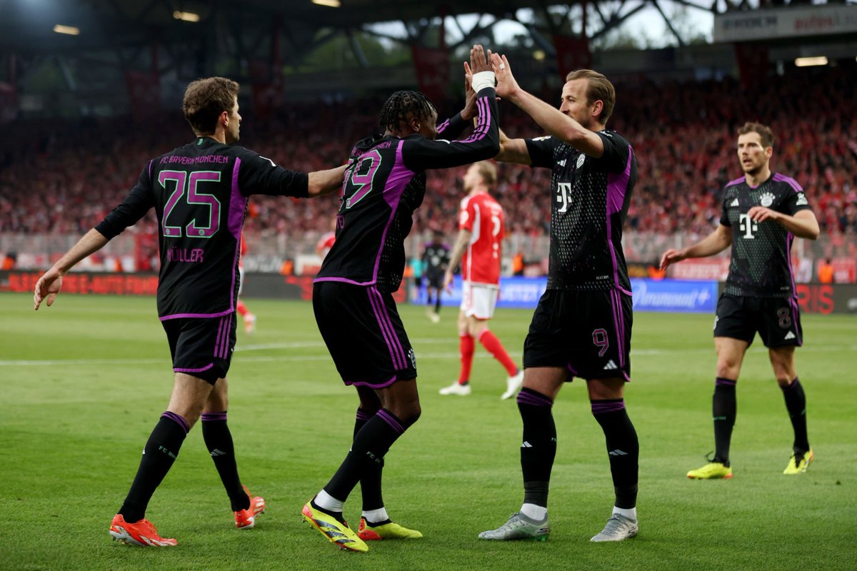 Bayern Münich have now scored 87 goals in the Bundesliga this season. The all-time record is held by Bayern (101 goals in 71/72). 4 games to go.