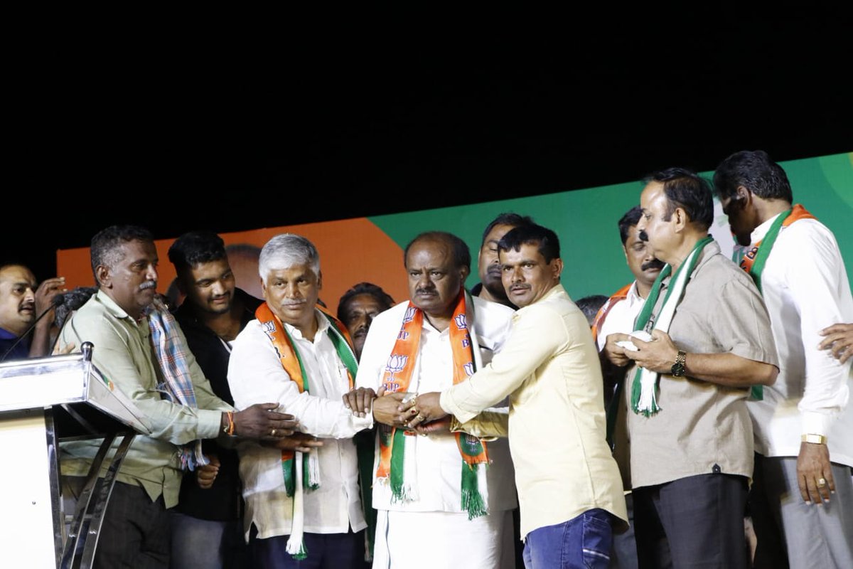 hd_kumaraswamy's tweet photo. ಮಂಡ್ಯ ಲೋಕಸಭೆ ಕ್ಷೇತ್ರದ ಪಾಂಡವಪುರದಲ್ಲಿ ನಡೆದ ಚುನಾವಣಾ ಪ್ರಚಾರ ಸಭೆಯಲ್ಲಿ ಪಾಲ್ಗೊಳ್ಳಲಾಯಿತು. ಅಪಾರ ಜನಸ್ತೋಮ ಸೇರಿದ್ದ ಈ ಸಭೆ ಮಂಡ್ಯದ ಭವಿಷ್ಯದ ದಿಕ್ಕನ್ನು ಸಾರಿ ಹೇಳಿತು.
ಮಾಜಿ ಸಚಿವರಾದ ಶ್ರೀ ಸಿ.ಎಸ್.ಪುಟ್ಟರಾಜು, ಶ್ರೀ ಇಲವಾಳ ಸಚ್ಚಿದಾನಂದ ಸೇರಿದಂತೆ ಎರಡೂ ಪಕ್ಷಗಳ ಪ್ರಮುಖ ನಾಯಕರು, ಅಸಂಖ್ಯಾತ ಕಾರ್ಯಕರ್ತರು, ಅಭಿಮಾನಿಗಳು ಉಪಸ್ಥಿತರಿದ್ದರು.
#ಮಂಡ್ಯ