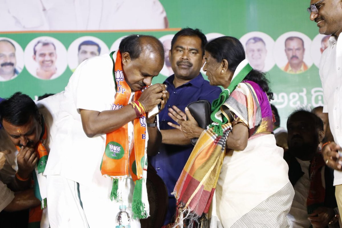 hd_kumaraswamy's tweet photo. ಮಂಡ್ಯ ಲೋಕಸಭೆ ಕ್ಷೇತ್ರದ ಪಾಂಡವಪುರದಲ್ಲಿ ನಡೆದ ಚುನಾವಣಾ ಪ್ರಚಾರ ಸಭೆಯಲ್ಲಿ ಪಾಲ್ಗೊಳ್ಳಲಾಯಿತು. ಅಪಾರ ಜನಸ್ತೋಮ ಸೇರಿದ್ದ ಈ ಸಭೆ ಮಂಡ್ಯದ ಭವಿಷ್ಯದ ದಿಕ್ಕನ್ನು ಸಾರಿ ಹೇಳಿತು.
ಮಾಜಿ ಸಚಿವರಾದ ಶ್ರೀ ಸಿ.ಎಸ್.ಪುಟ್ಟರಾಜು, ಶ್ರೀ ಇಲವಾಳ ಸಚ್ಚಿದಾನಂದ ಸೇರಿದಂತೆ ಎರಡೂ ಪಕ್ಷಗಳ ಪ್ರಮುಖ ನಾಯಕರು, ಅಸಂಖ್ಯಾತ ಕಾರ್ಯಕರ್ತರು, ಅಭಿಮಾನಿಗಳು ಉಪಸ್ಥಿತರಿದ್ದರು.
#ಮಂಡ್ಯ