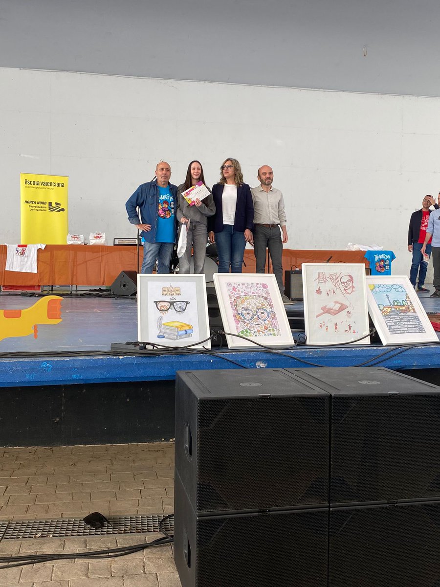 🧡 | Premis Sambori Continuem amb el cap de setmana dedicat a la nostra llengua amb el lliurament dels Premis Sambori amb la presència de regidors i alcaldes de la comarca, la Secretària General de @MesCompromis_ , @AmPiquer i la Secretària Comarcal, Carmen Montesinos.