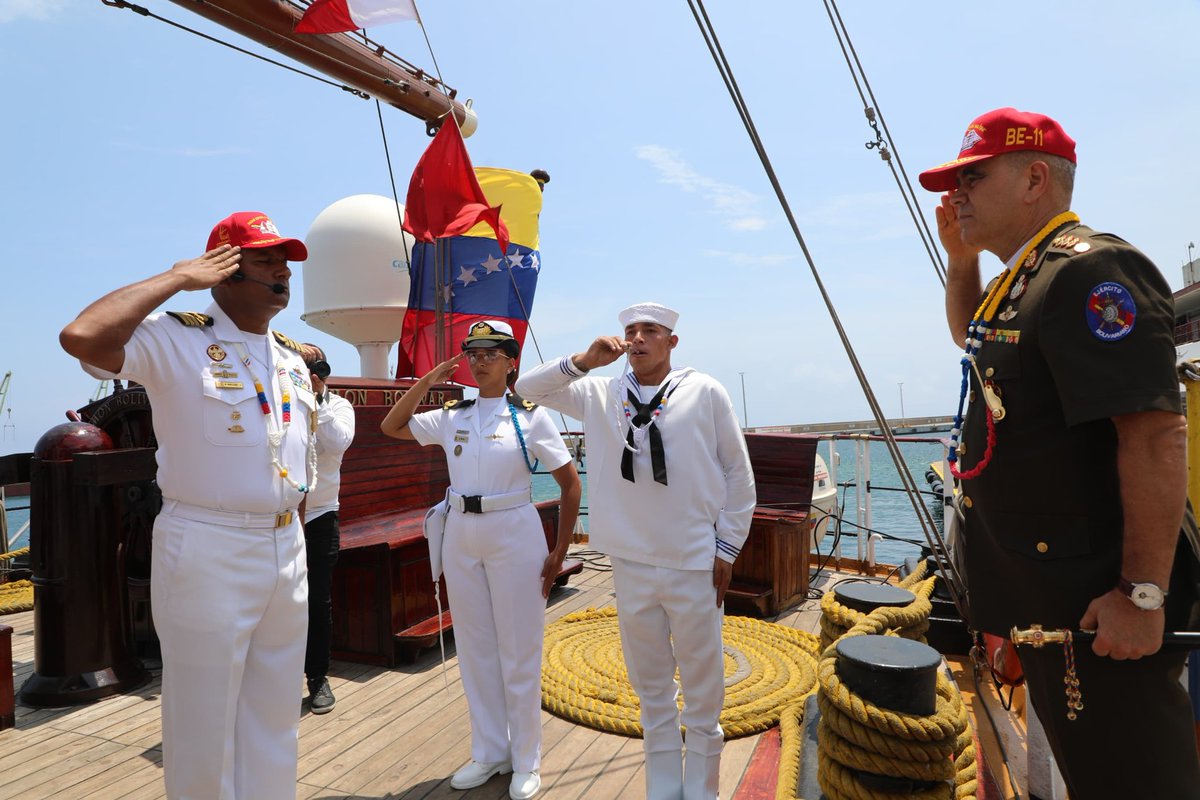 ¡A toda vela! Desde el Puerto de la Guaira, el Primer Timonel ALM @NeilVillanvs acompañó al G/J @vladimirpadrino #MPPD y al Alto Mando Militar al zarpe del @AbSimonbolivar, el cual partió a su XXXIV Crucero de Instrucción al Exterior 'Integración Caribeña 2024'.