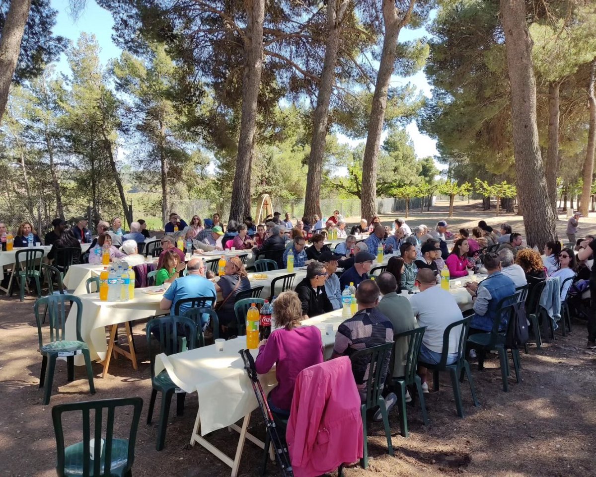 Avui hem celebrat els 30 anys d'Arrels Sant Ignasi amb una trobada de comunitat entre voluntariàries, tècniques, i persones que acompanyem, gaudint d'una paella. Gràcies a totes les que heu fet possible aquest dia tan meravellós i sobretot als cuiners, estava boníssima 😃!!