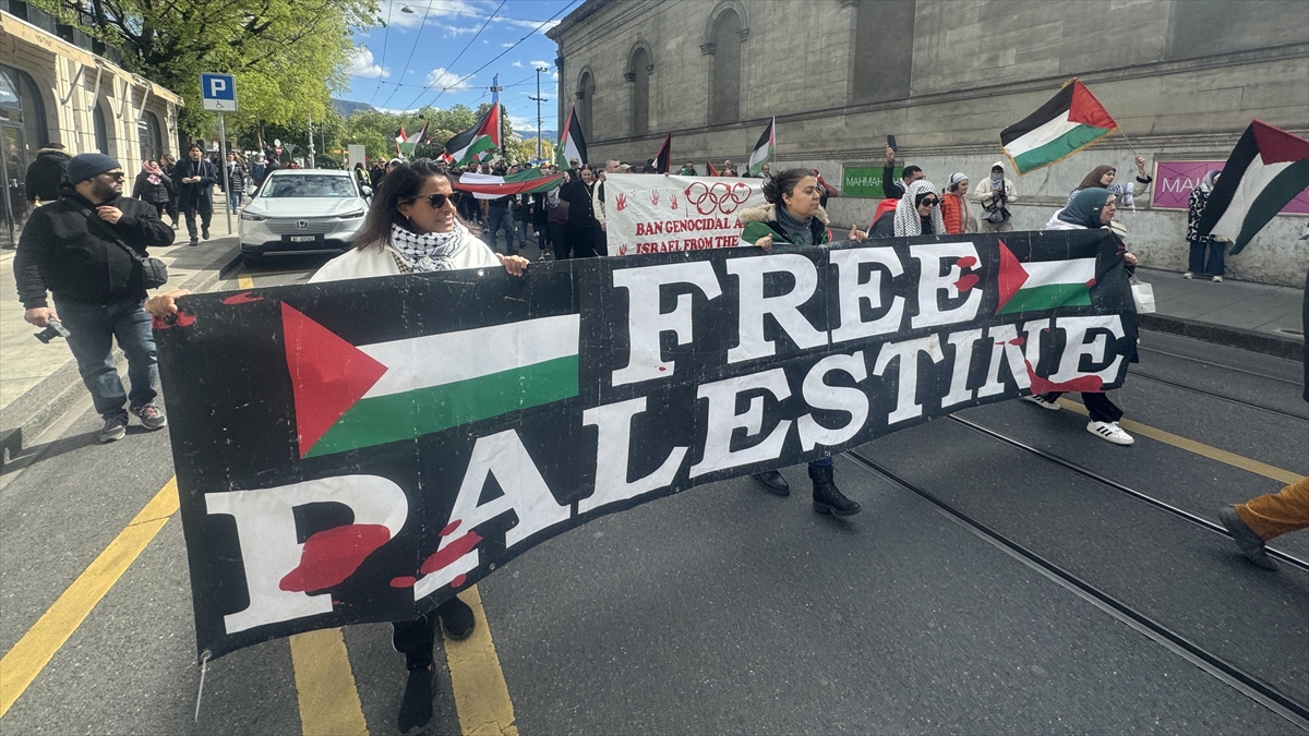 İsviçre'de binlerce kişi Filistin'e destek için yürüdü - kulliyehaber.com/isvicrede-binl…