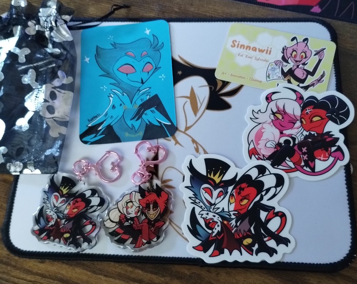 Got my loot from @sinnawii !! I love it so much thank you!!! I hope my best friend @Amarantballad likes her Charlastor keychain!! #stolitz #verbie #charlastor