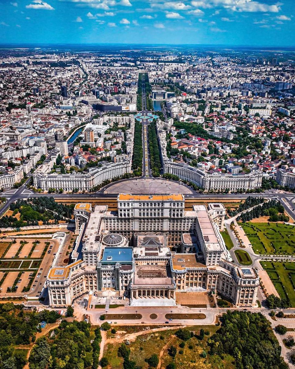 The Parliament house (People's House). #Bucharest #România Some love it, some hate it, true fact is that it will be hard to miss it while in #Bucharest Photo: world_walkerz #TraveltoRomânia