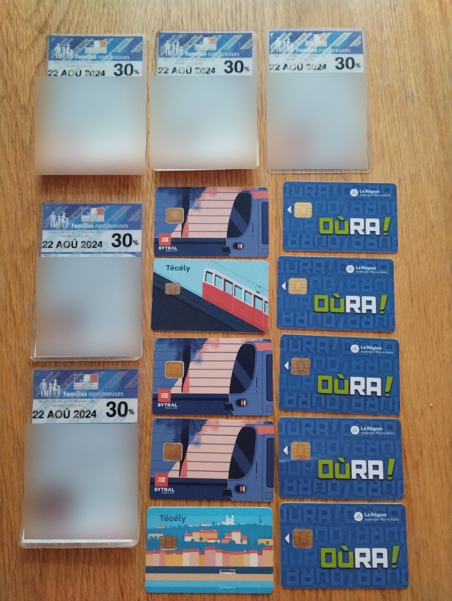 Toutes ces cartes pour tenter de remplacer notre #voiture familiale. Vivement une simplification, pour que prendre les #TransportsEnCommun soit aussi simple que de tourner la clé 🔑 de la 🚗 #CarFreeFamilly #FamilleNombreuse #TitreUnique <a href="/FNAUT_fr/">Fnaut</a>