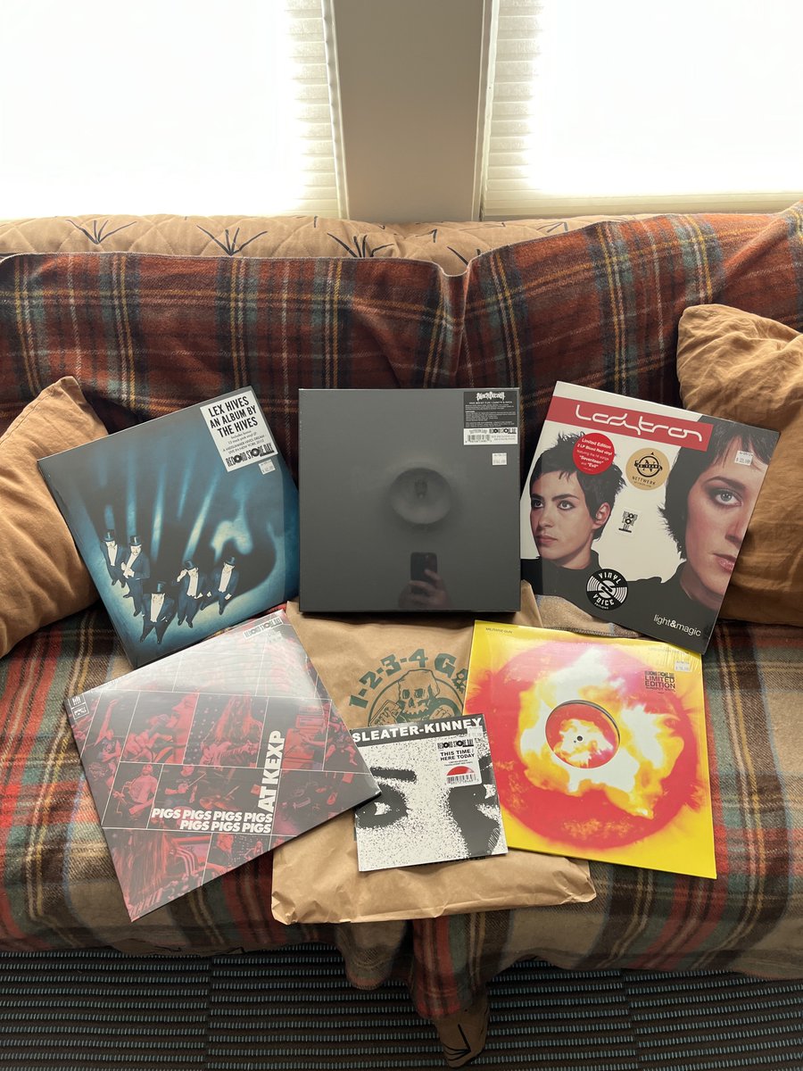 happy RSD 2024 love my locals at @1234gorecords managed to spend less than last year thankfully….