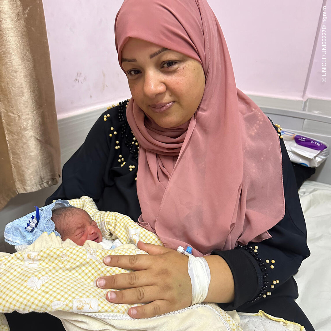 UNICEF's tweet photo. "I have no diapers for his small size, no clothes that fit, no milk."

Meet Wala, a mother from Gaza, and her prematurely-born son.

Displaced for weeks, Wala and her six other children live in a tent, relying on only one meal from a can per day.

They need a ceasefire now. https://t.co/s8OUnIM8j8