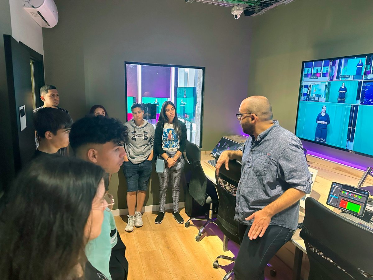 funddonbosco's tweet photo. El alumnado del proyecto FabLab de @funddonbosco en Mérida, financiado por @FundlaCaixa, visitan @synopsisaud, productora audiovisual regional. Conocen proyectos destacados y métodos creativos en la creación de contenidos únicos. ¡Gracias por la oportunidad! https://t.co/ZOlCTYXRfO