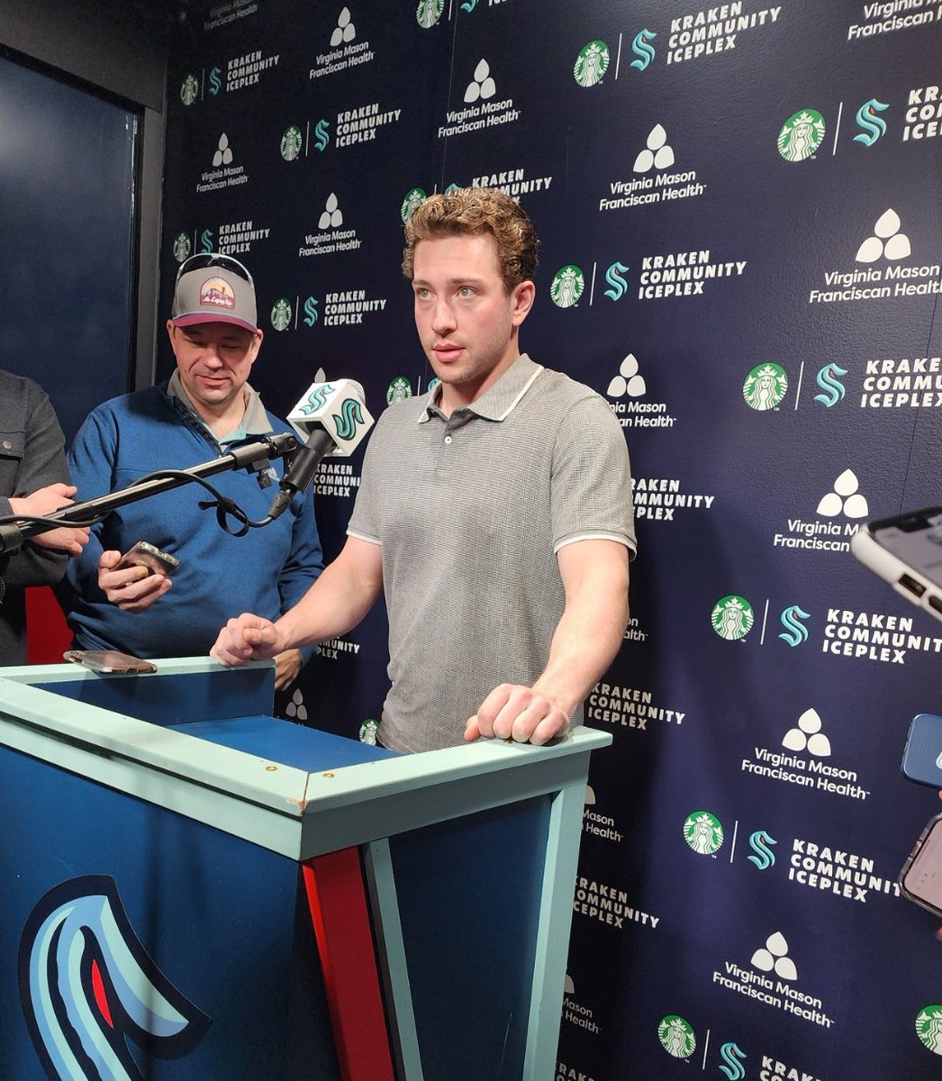 EmeraldCityHky's tweet photo. Vince Dunn on Ryker Evans:

"He's an interesting cat...we're still trying to figure him out."

"Seems pretty introverted. He's super super organized." #SEAKraken https://t.co/kH2K8SWVoP