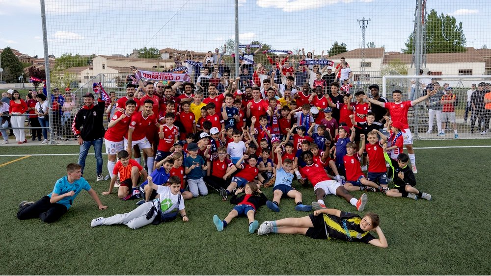 #Futbol ⚽️ Un líder indiscutible en el derbi 🔴 El Real Ávila supera al Diocesanos en un Sancti Spíritu que hizo suyo (1-5) con goles y carácter. El penalti de Encinar (1-1) pudo abrir un escenario que cerró de un portazo Toper (1-2) al instante diariodeavila.es/noticia/zdeccd… #Ávila