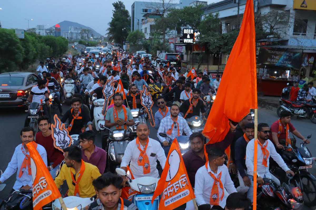 SardesaiVarun's tweet photo. नाशिक लोकसभा महाविकास आघाडीचे उमेदवार श्री. राजाभाऊ वाजे जी यांच्या प्रचारार्थ आज नाशिक पश्चिम येथे भव्य मशाल बाईक रॅलीचे आयोजन करण्यात आले होते, ह्या रॅलीस उपस्थित होतो.

@RajabhauW https://t.co/9qonzI9sOy