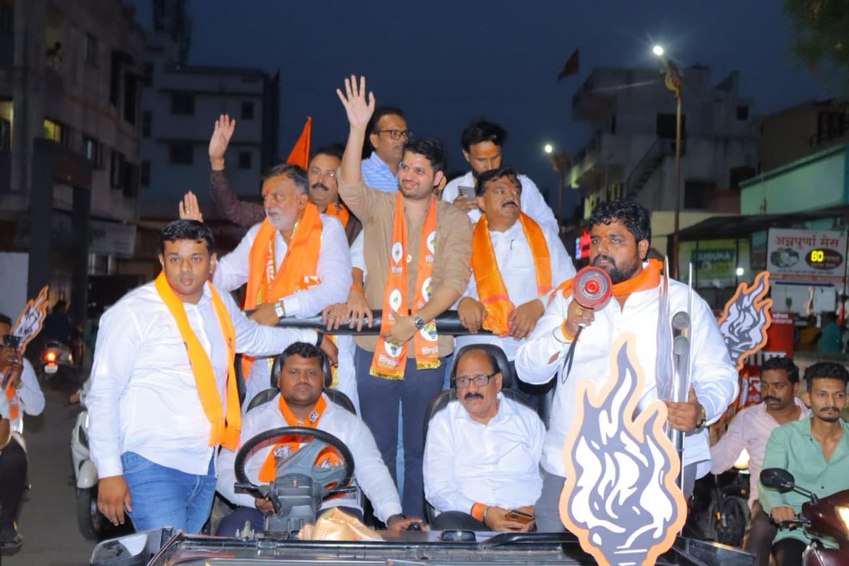 SardesaiVarun's tweet photo. नाशिक लोकसभा महाविकास आघाडीचे उमेदवार श्री. राजाभाऊ वाजे जी यांच्या प्रचारार्थ आज नाशिक पश्चिम येथे भव्य मशाल बाईक रॅलीचे आयोजन करण्यात आले होते, ह्या रॅलीस उपस्थित होतो.

@RajabhauW https://t.co/9qonzI9sOy