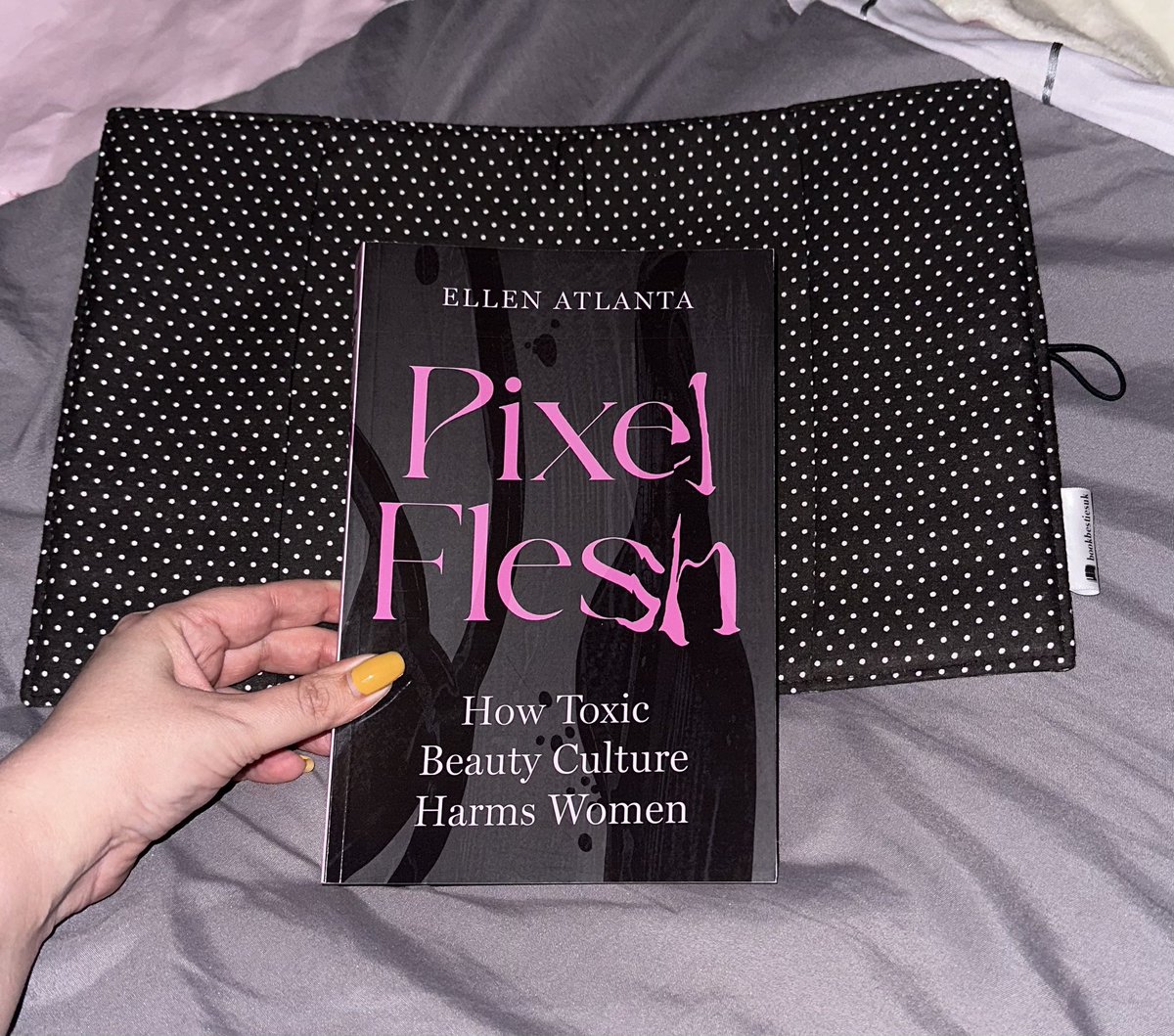 Littlemissbook6's tweet photo. Next up for me is #pixelflesh by @ellen_atlanta which Iβm very excited to delve into! @headlinepg
Thank you @Louiseswannell for sending me this gem π©· https://t.co/HRDciu5D2s