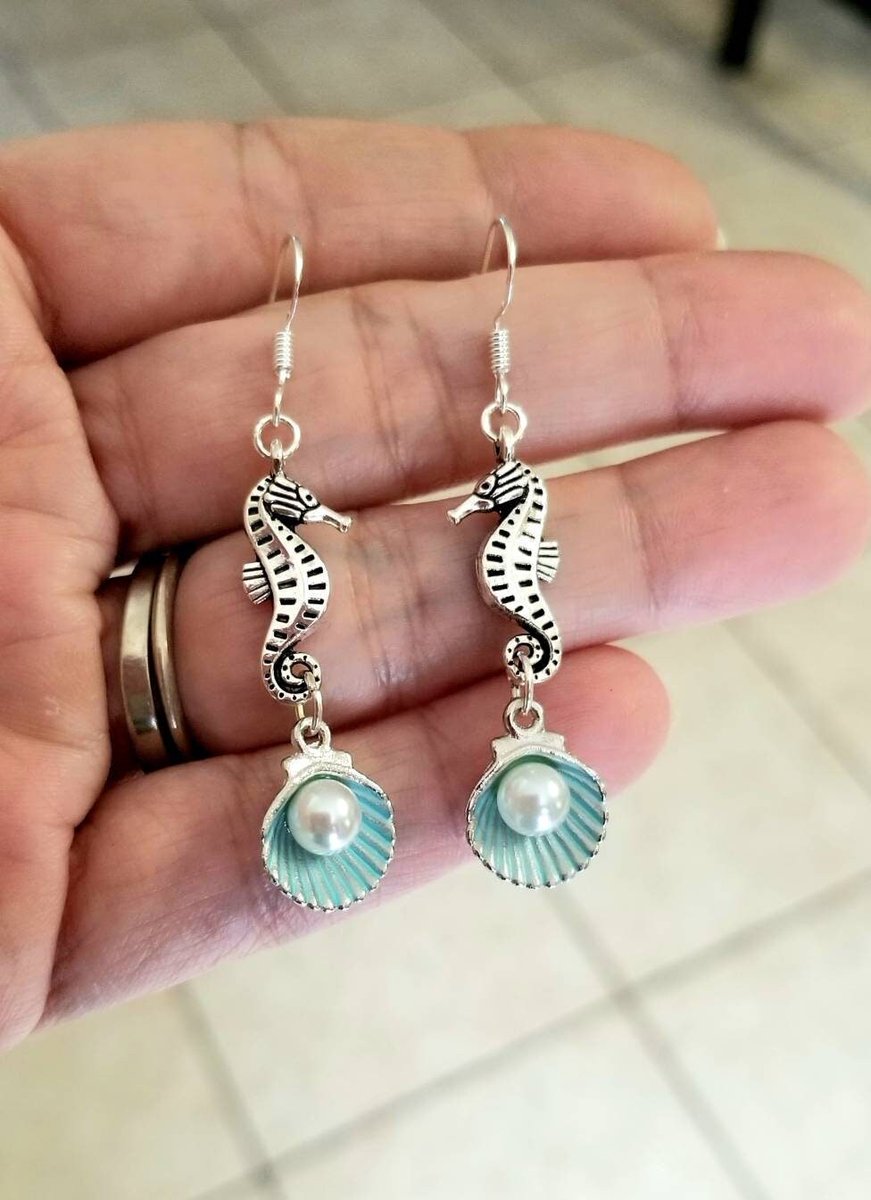 Silver Seahorse Earrings Pearl Earrings #Seahorse #seahorses #seashell #ocean #beach #beachthemejewelry #seahorsejewelry #jewelry #earrings #giftsforher #giftsformom #mom #momgift #momgifts #Mothersday #mothersdaygifts #handmadegifts #Etsy

etsy.me/46tApVB via @Etsy